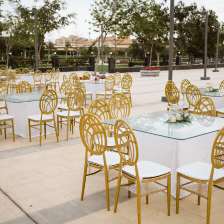 طرابيزات بكراسي ذهبي