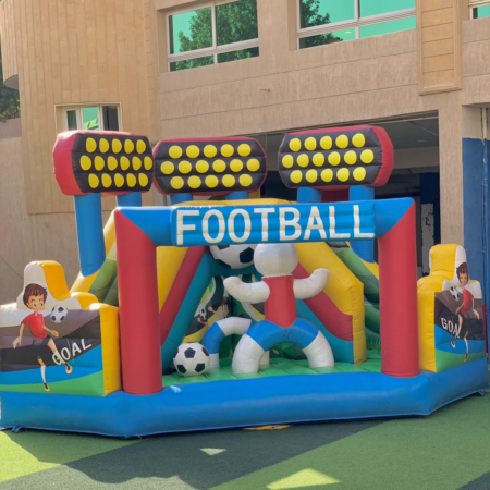 فن سيتي فوتبول مناسبه جدا لحفلات اعياد الميلاد وحفلات الاطفال والفن داي شركه هابي كرنفال لتنظيم الحفلات بتوفر جميع العاب النفخ ومتوفر العاب نفخ لحفلات الشركات الترفيهيه