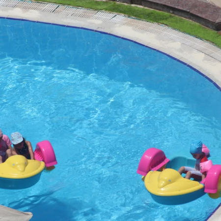 مراكب علي المياه تستخدم في حفلات اعياد الميلاد وحفلات الفن داي متوفر اكبر تشكيله من العاب النفخ المائيه هابي كرنفال لتنظيم الحفلات