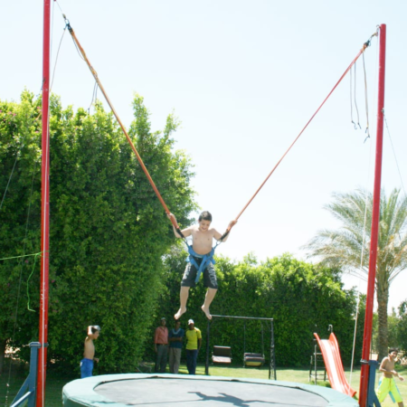 بانجي ترامبلين مناسبه لحفلات الفن داي وحفلات الشركات واعياد الميلاد والفن داي شركه هابي كرنفال لتنظيم الحفلات بتوفر جميع العاب النفخ ومتوفر العاب نفخ لحفلات الشركات الترفيهيه