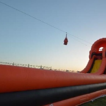 زيب لاين مناسبه لحفلات الفن داي وحفلات الشركات واعياد الميلاد والفن داي شركه هابي كرنفال لتنظيم الحفلات بتوفر جميع العاب النفخ ومتوفر العاب نفخ لحفلات الشركات الترفيهيه